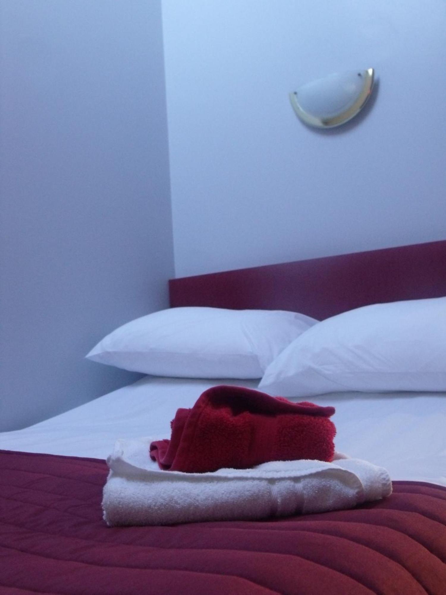 Stag Coach House Hotel Carmel Quarto foto