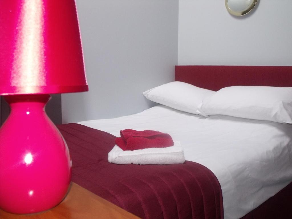 Stag Coach House Hotel Carmel Quarto foto